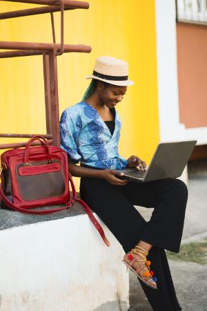 best-womens-laptop-messenger-bags-featured